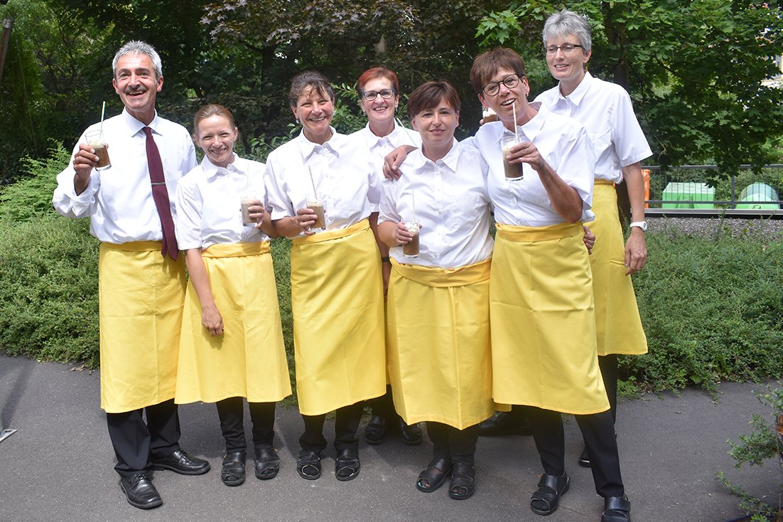 Bei Festen und Feiern spüren Sie die Herzlichkeit unserer Mitarbeiter aus Küche und Service ganz besonders. Hier zum Beispiel beim Mittsommerfest 2019. Bei Festen und Feiern spüren Sie die Herzlichkeit unserer Mitarbeiter aus Küche und Service ganz besonders. Hier zum Beispiel beim Mittsommerfest 2019.