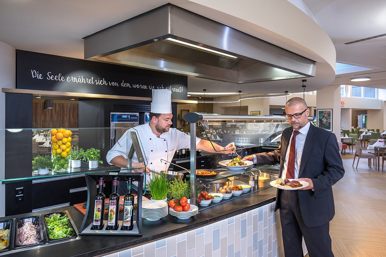 An unserer Kochinsel wird das Essen vor den Augen der Bewohner*innen zubereitet. An unserer Kochinsel wird das Essen vor den Augen der Bewohner*innen zubereitet.