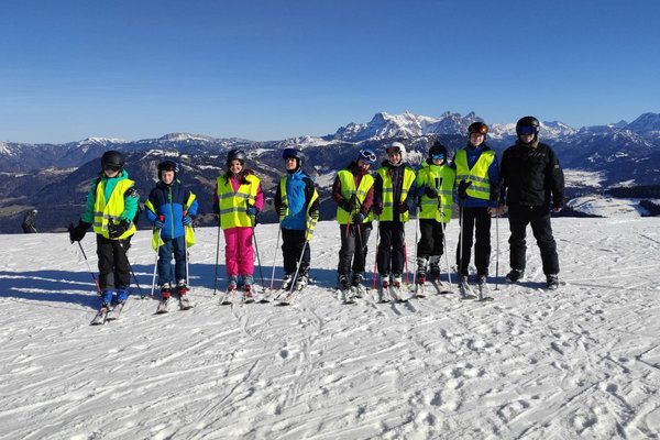 Augustinum Samuel-Heinicke-Realschule Wintersportwoche Schüler*innen stehen auf einer Skipiste und lächeln in die Kamera