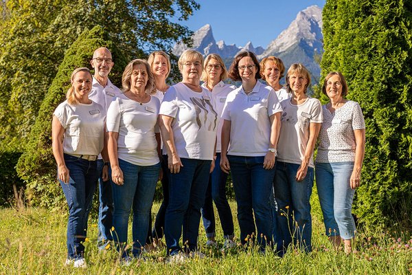 Augustinum Berchtesgadener Land Vorsorgeklinik Team Ein Gruppenbild im Freien des Teams der Augustinum Berchtesgadener Land Vorsorgeklinik
