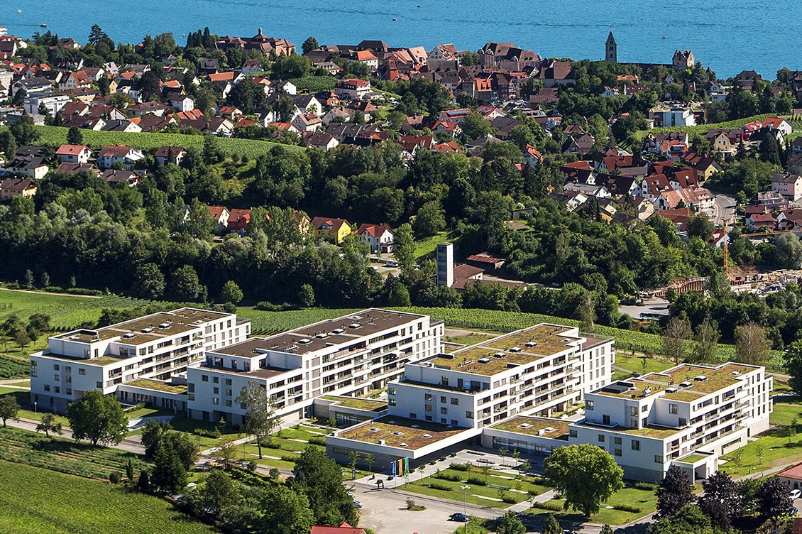 An einem der schönsten Flecken am Bodensee liegt das Augustinum Meersburg auf einer Hochfläche über der historischen Stadt. An einem der schönsten Flecken am Bodensee liegt das Augustinum Meersburg auf einer Hochfläche über der historischen Stadt.