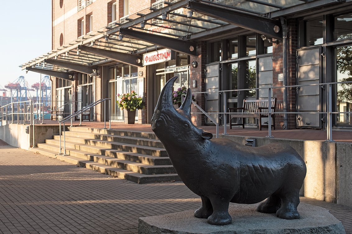 Der Eingang des Augustinum Hamburg mit dem Wappentier der Augustinum Gruppe, dem Nashorn. Der Eingang des Augustinum Hamburg mit dem Wappentier der Augustinum Gruppe, dem Nashorn.