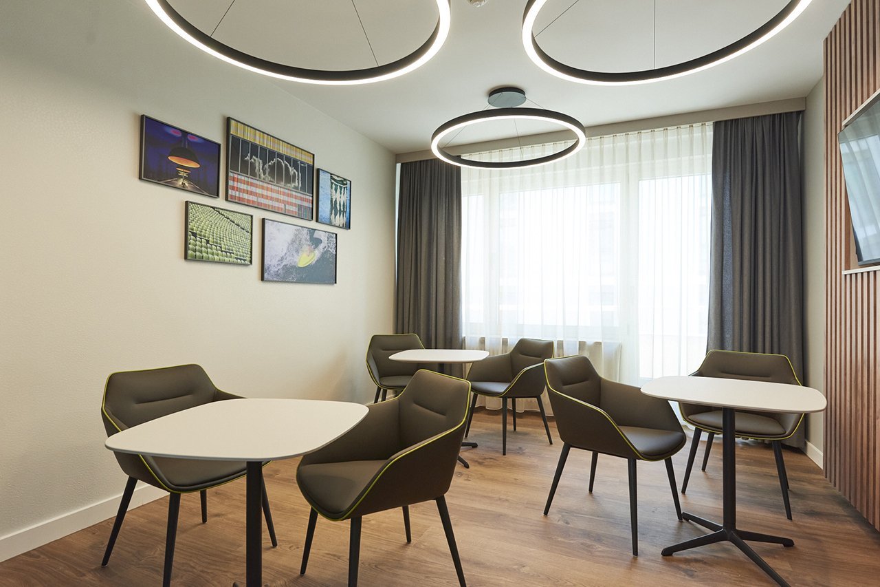 Augustinum Klinik Wahlleistungsstation Lounge Mehrere Sitzmöglichkeiten mit Tischen in der Lounge der Wahlleistungsstation in der Augustinum Klinik