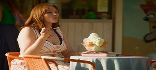 Frau isst großen Eisbecher Frau isst großen Eisbecher