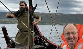 Andreas Pehl auf einem Wikinger-Boot