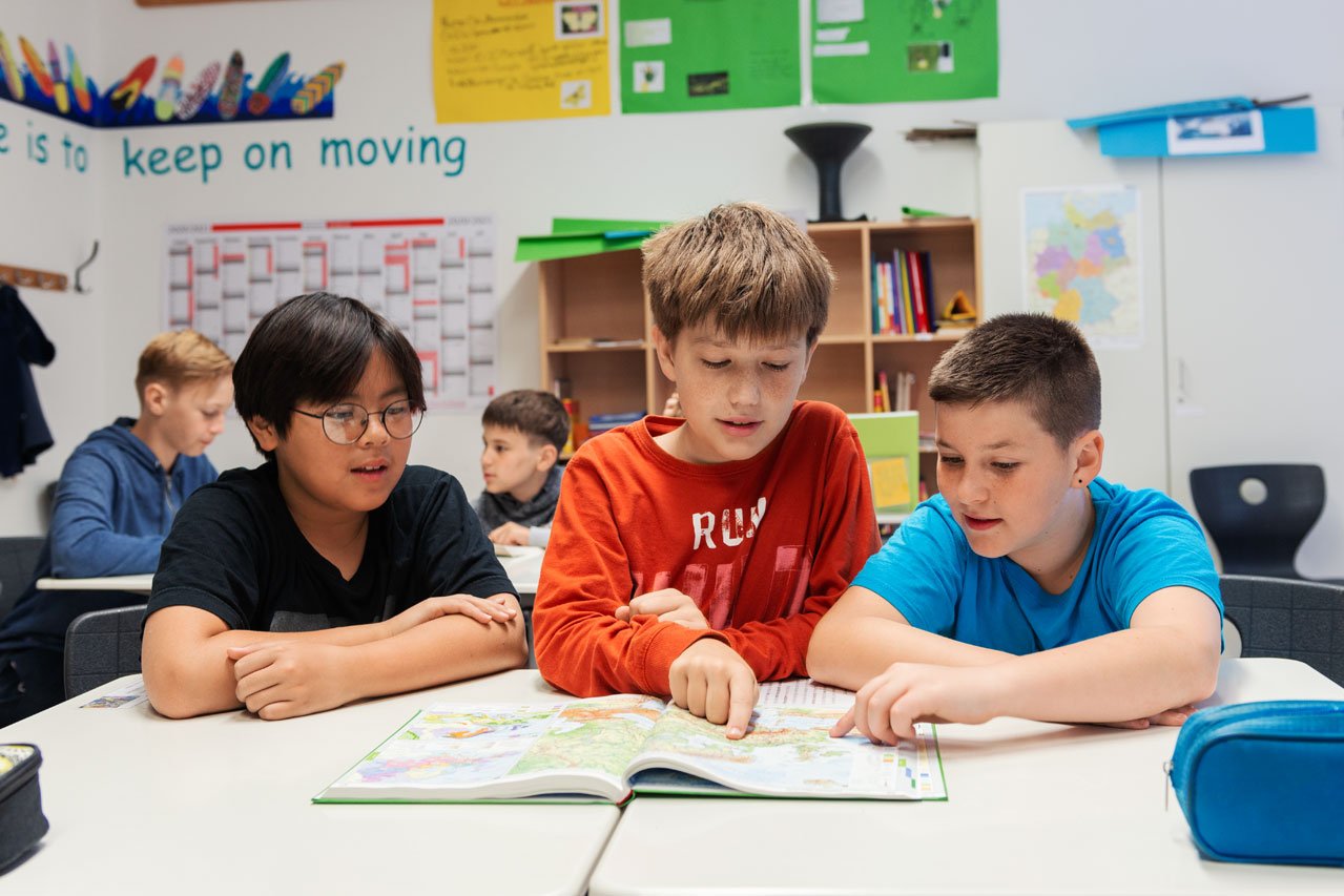 Erdkundeunterricht im Landschulheim Elkofen Schüler im Erdkundeunterricht des Landschulheims Elkofen