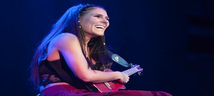 Musikerin mit Instrument Musikerin mit Instrument