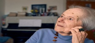 Unser Stuttgart – in jedem Alter! Eine ältere Frau sitzt in Denkerpose und schaut verträumt in die Ferne