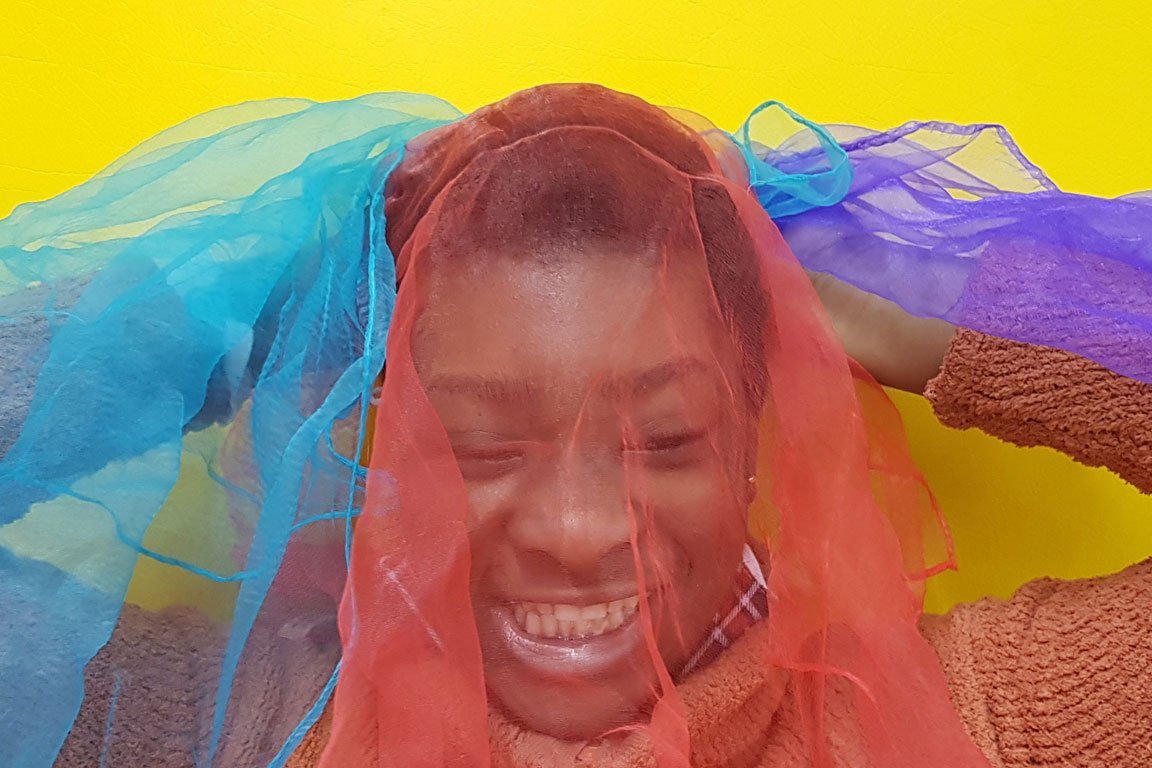 Augustinum Pädagogische Einrichtungen Slider  Ein Mädchen mit bunten Tüchern