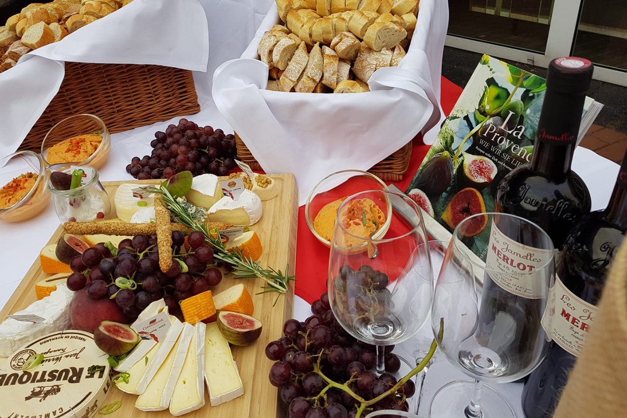 Internationale Küche gehört zum gastronomischen Angebot des Augustinum – nicht nur wie hier beim Europafest 2019. Internationale Küche gehört zum gastronomischen Angebot des Augustinum – nicht nur wie hier beim Europafest 2019.