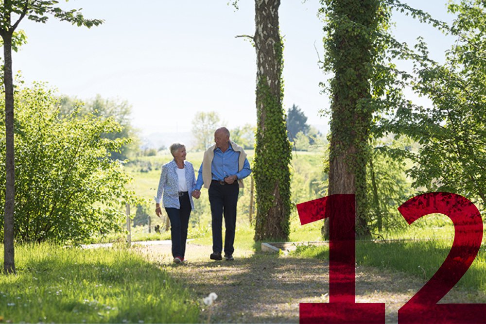 Gemeinsam meistern wir die Herausforderungen des Älterwerdens Ein Seniorenpaar beim Spazieren