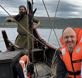 Zwei Männer auf einem Wikingerschiff