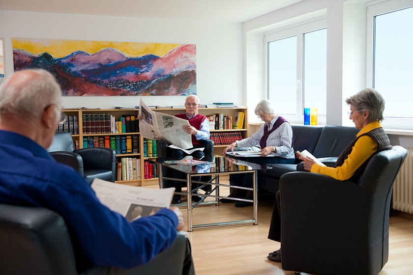 Gemeinschaftsräume Bewohner*innen des Augustinum beim Lesen in der Bibliothek