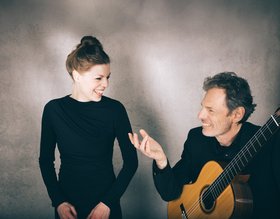 FraKatharina Gruber und Christian Gruber mit Gitarre Frau und Mann mit Instrument