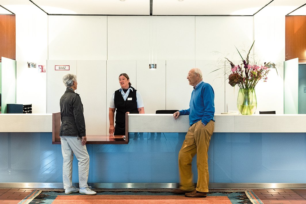 Am Empfang finden Sie rund um die Uhr ein offenes Ohr für Ihre Fragen und Anliegen. Am Empfang finden Sie rund um die Uhr ein offenes Ohr für Ihre Fragen und Anliegen.