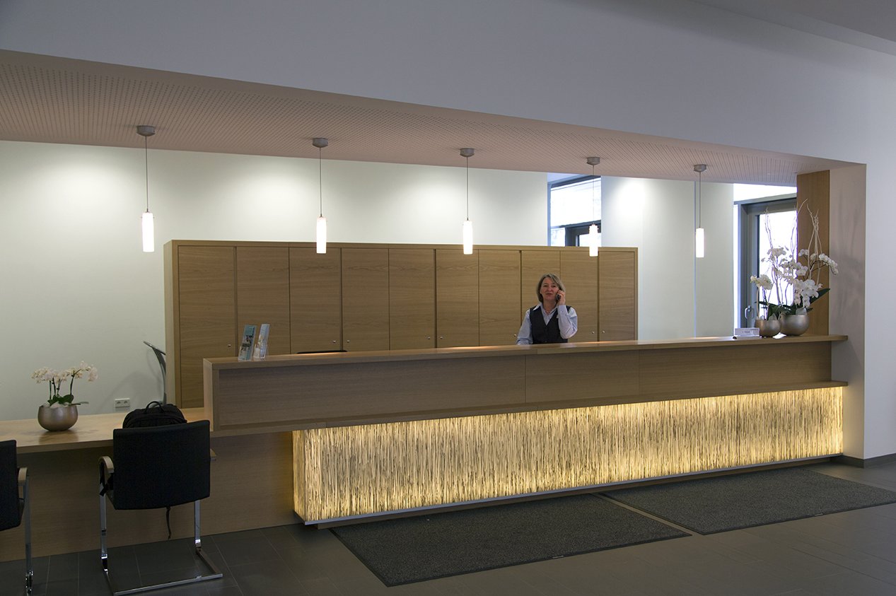 Der Empfang im Augustinum Meersburg ist rund um die Uhr mit hilfsbereiten Mitarbeiterinnen und Mitarbeitern besetzt, die immer ein offenes Ohr für Ihre Fragen und Anliegen haben. Der Empfang im Augustinum Meersburg ist rund um die Uhr mit hilfsbereiten Mitarbeiterinnen und Mitarbeitern besetzt, die immer ein offenes Ohr für Ihre Fragen und Anliegen haben.