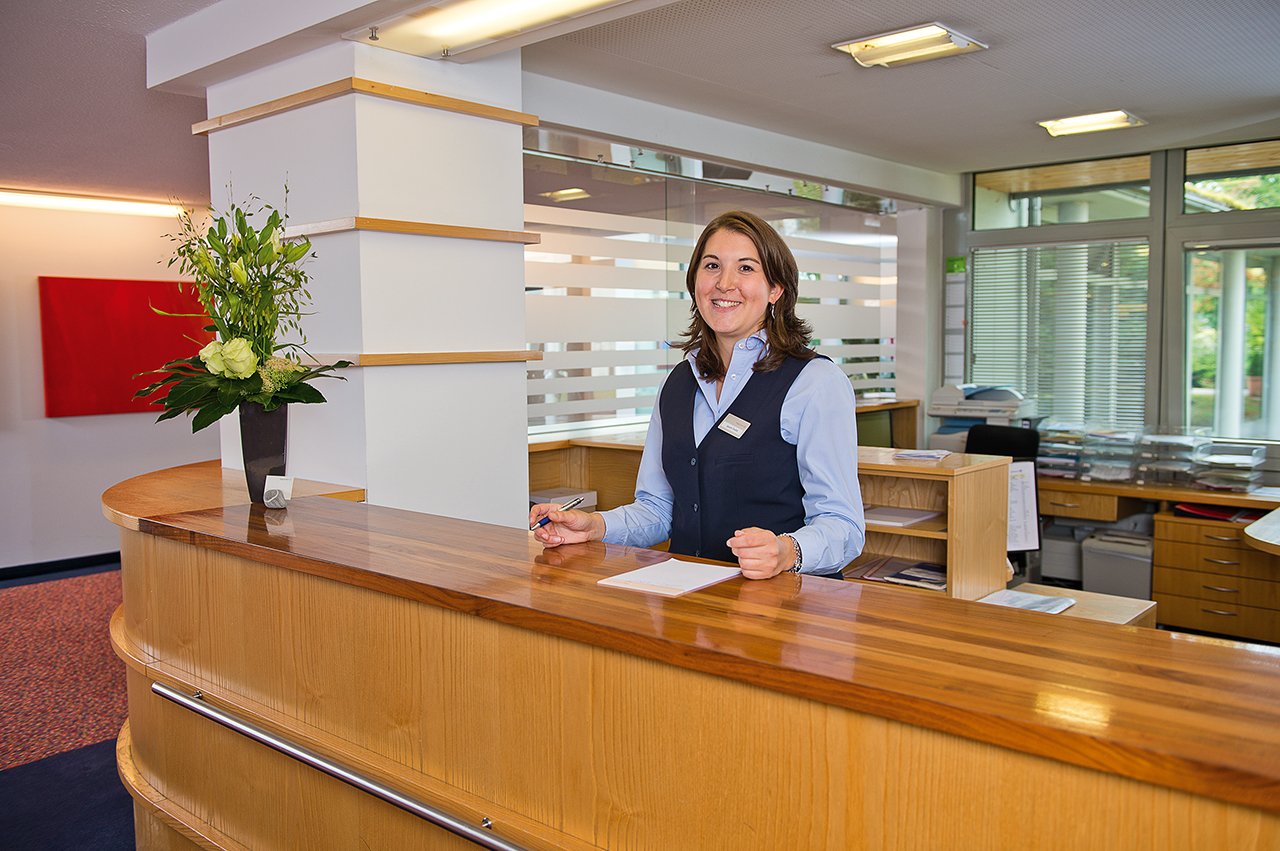 Der Empfang ist rund um die Uhr mit freundlichen Mitarbeiterinnen und Mitarbeitern besetzt, die Ihnen mit Rat und Tat zur Seite stehen. Der Empfang ist rund um die Uhr mit freundlichen Mitarbeiterinnen und Mitarbeitern besetzt, die Ihnen mit Rat und Tat zur Seite stehen.