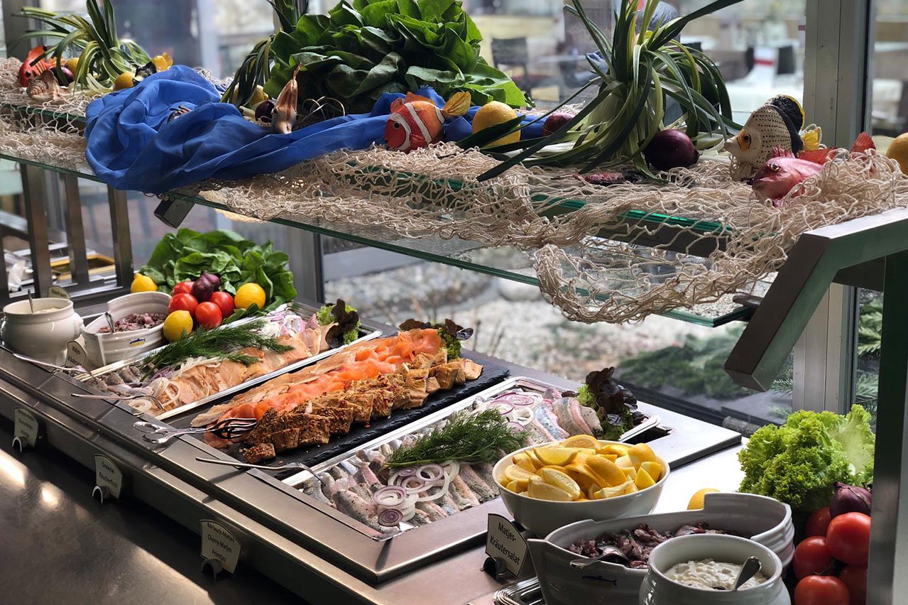 Immer wieder gibt es im Restaurant des Augustinum Überlingen besondere Events, zum Beispiel ein Fischbuffet am Aschermittwoch. Immer wieder gibt es im Restaurant des Augustinum Überlingen besondere Events, zum Beispiel ein Fischbuffet am Aschermittwoch.