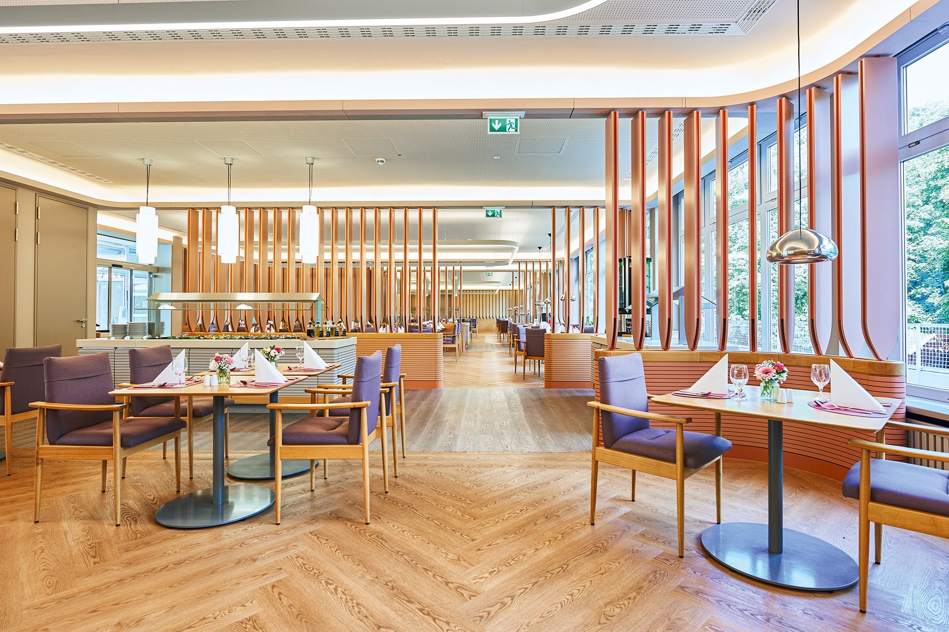 Augustinum Seniorenresidenz Kassel Restaurant Gedeckte Tische im Restaurant des Augustinum Kassel