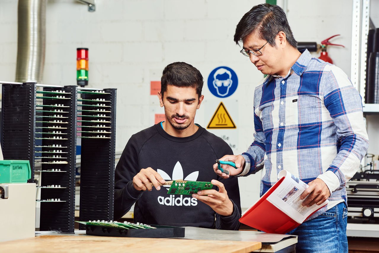 Ein Klient und ein Mitarbeiter der Elektronikabteilung