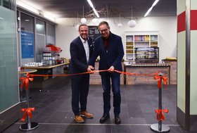 Augustinum Service Pfennigparade Der Geschäftsführer der Augustinum Gastronomie und der Geschäftsführer der Werkstätten bei der Stiftung Pfennigparade schneiden im Rahmen der Kantinen-Eröffnung ein Band durch