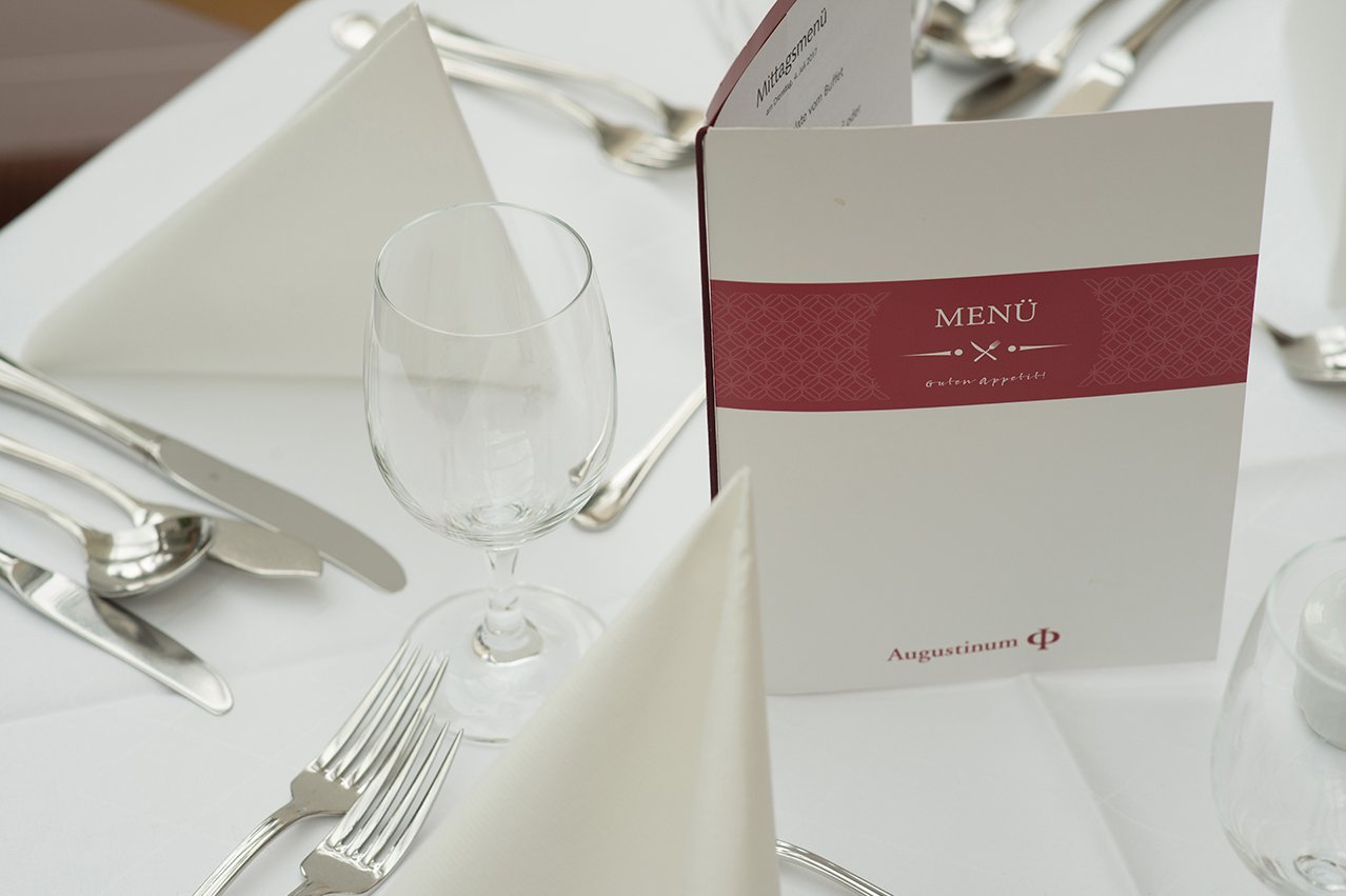 Im Pensionspreis ist eine Hauptmahlzeit pro Tag inklusive Menükarte auf einem gedeckten Tisch