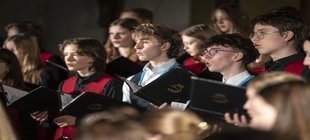 Liederabend mit Erfurter Chorakademie Einige Chorkinder beim Singen