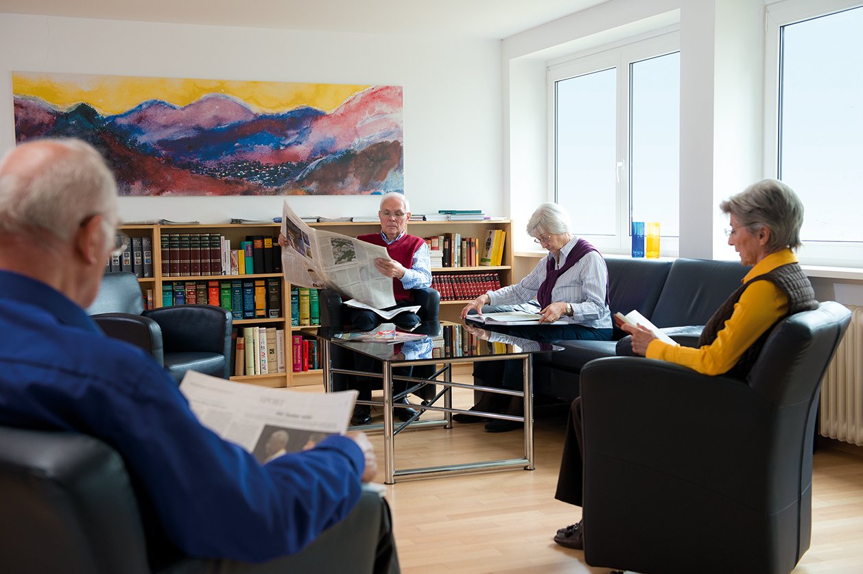 Lesen Sie Zeitung oder ein Buch in einem der Gemeinschaftsräume. Lesen Sie Zeitung oder ein Buch in einem der Gemeinschaftsräume.