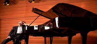 Leopoldo Lipstein Pianist sitzt am Flügel