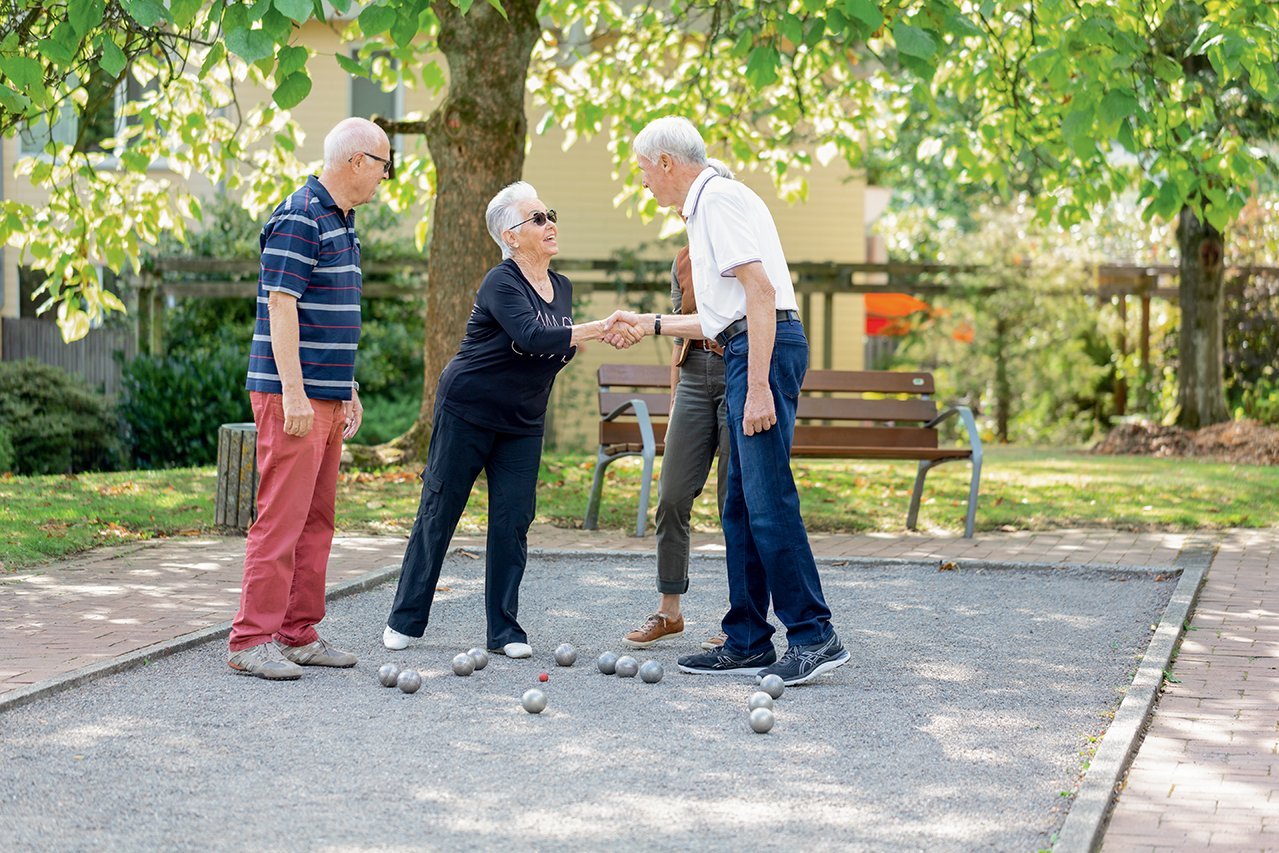 Augustinum Seniorenresidenzen Boule Senior*innen bei einem Boule-Spiel