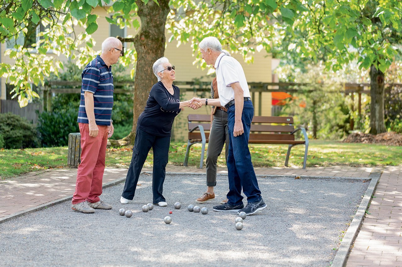 Augustinum Seniorenresidenzen Boule Senior*innen bei einem Boule-Spiel