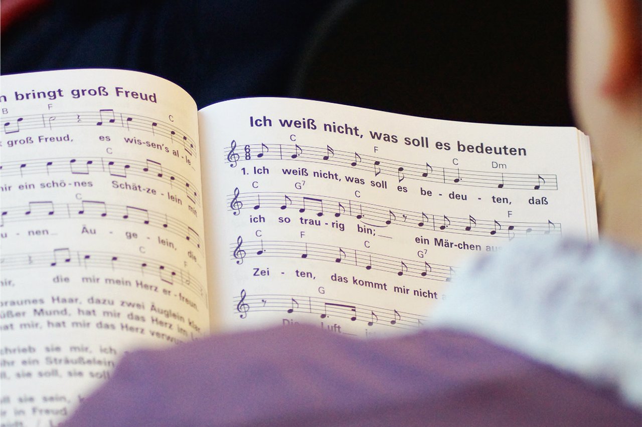 Singkreis „Da singe ich mit“ Aufgeklapptes Liederbuch