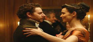 Jane Austen und das Chaos in meinem Leben Ein sich anlächelndes Tanzpaar in historischer Kleidung.