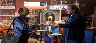 Mann übergibt anderem Mann eine Visitenkarte Mann übergibt anderem Mann eine Visitenkarte
