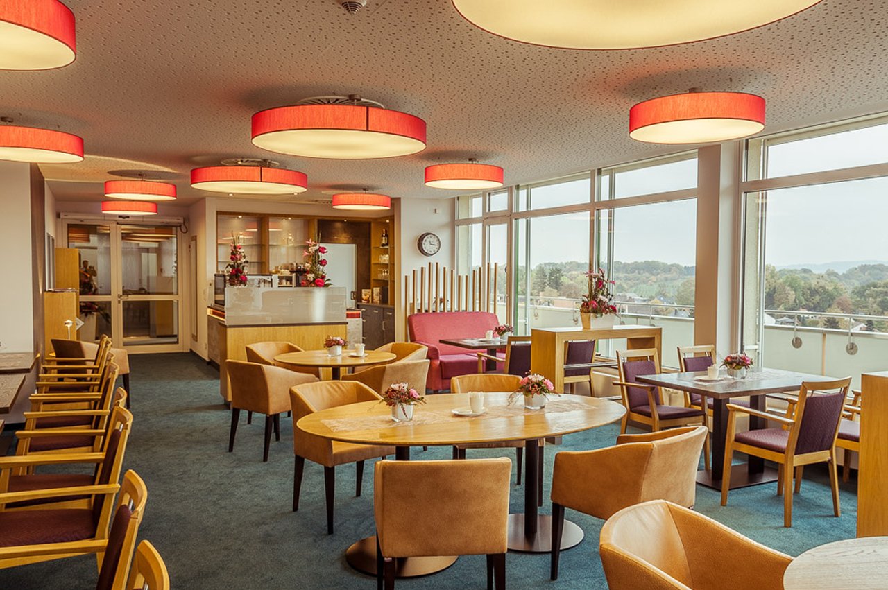 Vom Panorama-Café mit Dachterrasse in der 9. Etage bietet sich ein herrlicher Ausblick auf Lippe. Vom Panorama-Café mit Dachterrasse in der 9. Etage bietet sich ein herrlicher Ausblick auf Lippe.