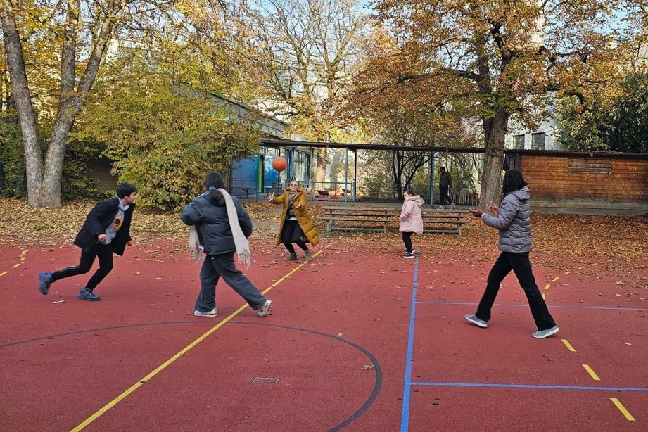 Augustinum Tagesstätte Klenzestraße Schüler*innen spielen draußen auf einem Basketballfeld Basketball