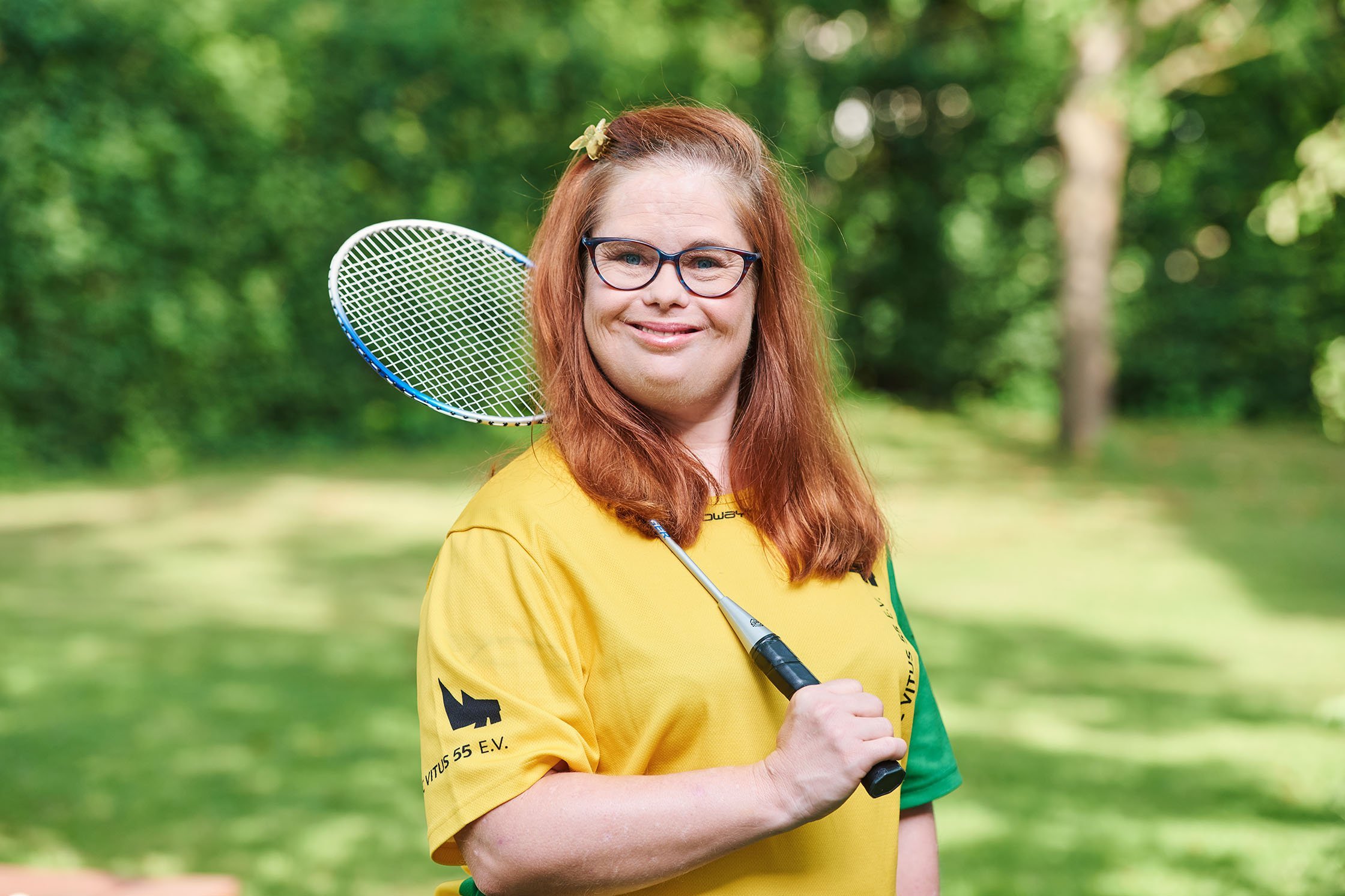 Erfüllende Freizeit eine Bewohnerin der Augustinum Wohnstätten hält einen Federball-Schläger