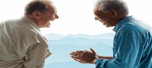 zwei ausgelassen lachende Männer, Bildmotiv zum Film "Das Beste kommt zum Schluss"
