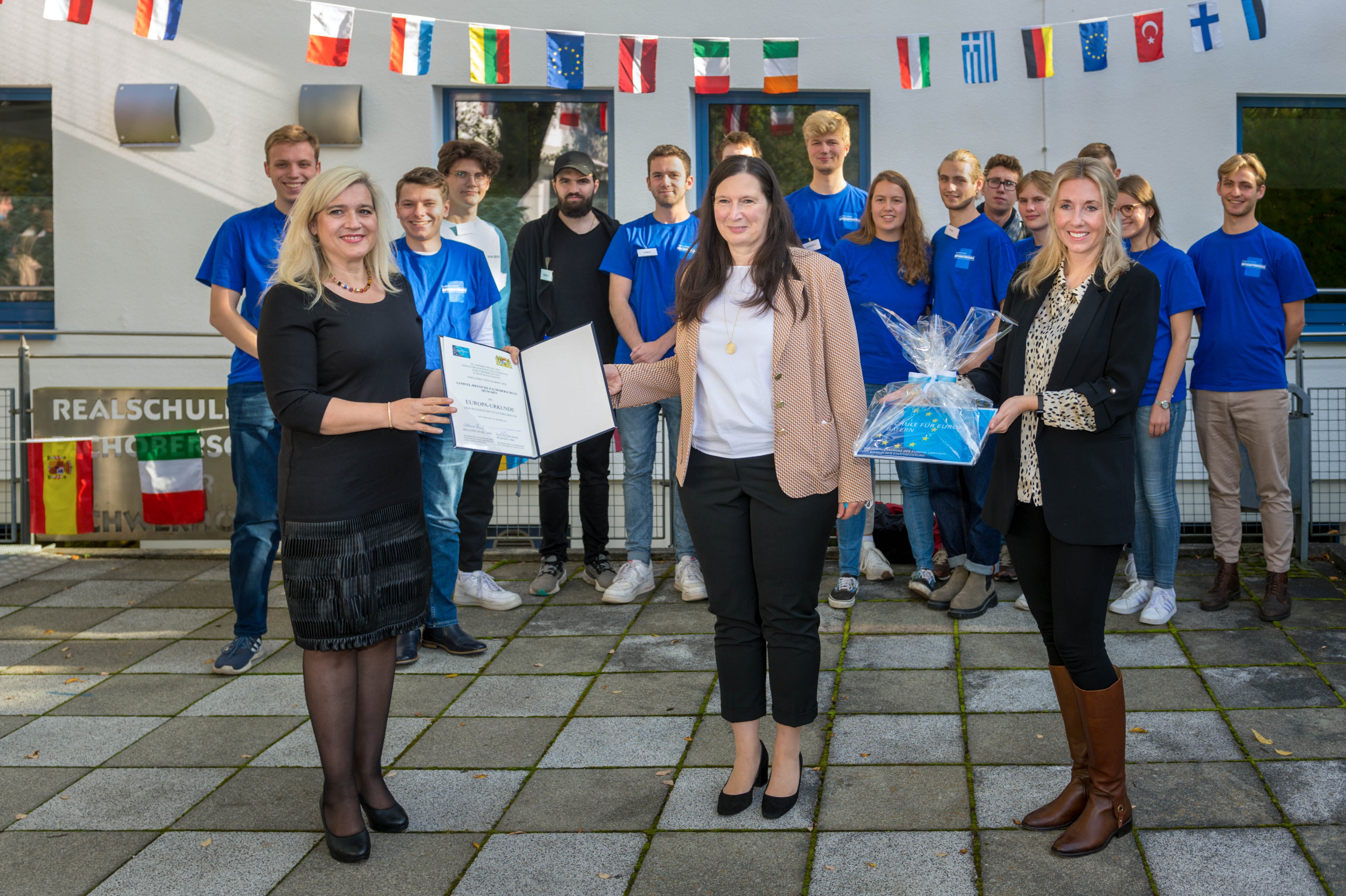 Übergabe der Europaurkunde Verleihung der Europa-Urkunde von Staatsministerin Melanie Huml und Kultusstaatssekretärin Anna Stolz an unsere Schulleiterin Brigitte Schorer und die Juniorbotschafter*innen der SHF.