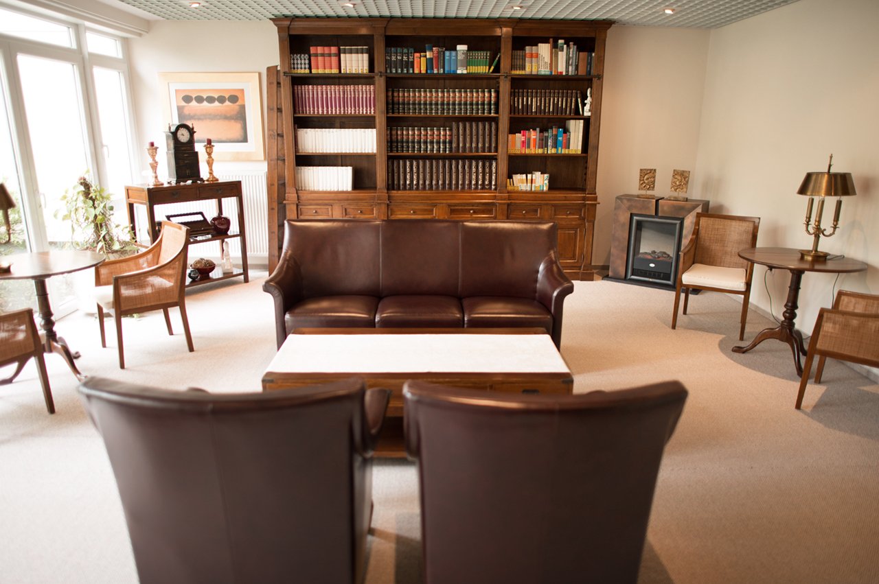 Im Lesezimmer können Sie in aller Ruhe Zeitung lesen oder sich durch ein Buch aus der Hausbibliothek schmökern. Im Lesezimmer können Sie in aller Ruhe Zeitung lesen oder sich durch ein Buch aus der Hausbibliothek schmökern.