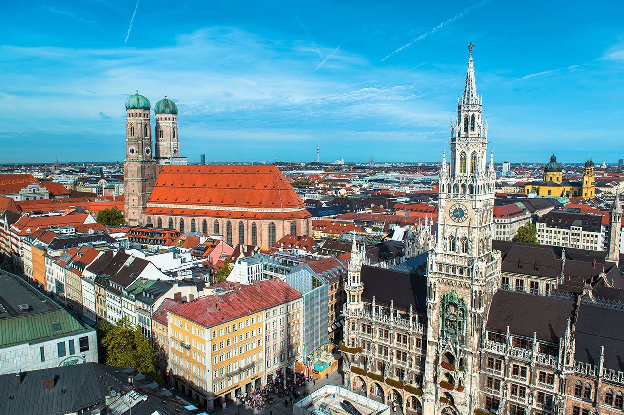 Die Münchner Innenstadt ist vom Augustinum aus durch die hervorragende Verkehrsanbindung schnell zu erreichen. Stadtzentrum München mit Marienkirche und Rathaus