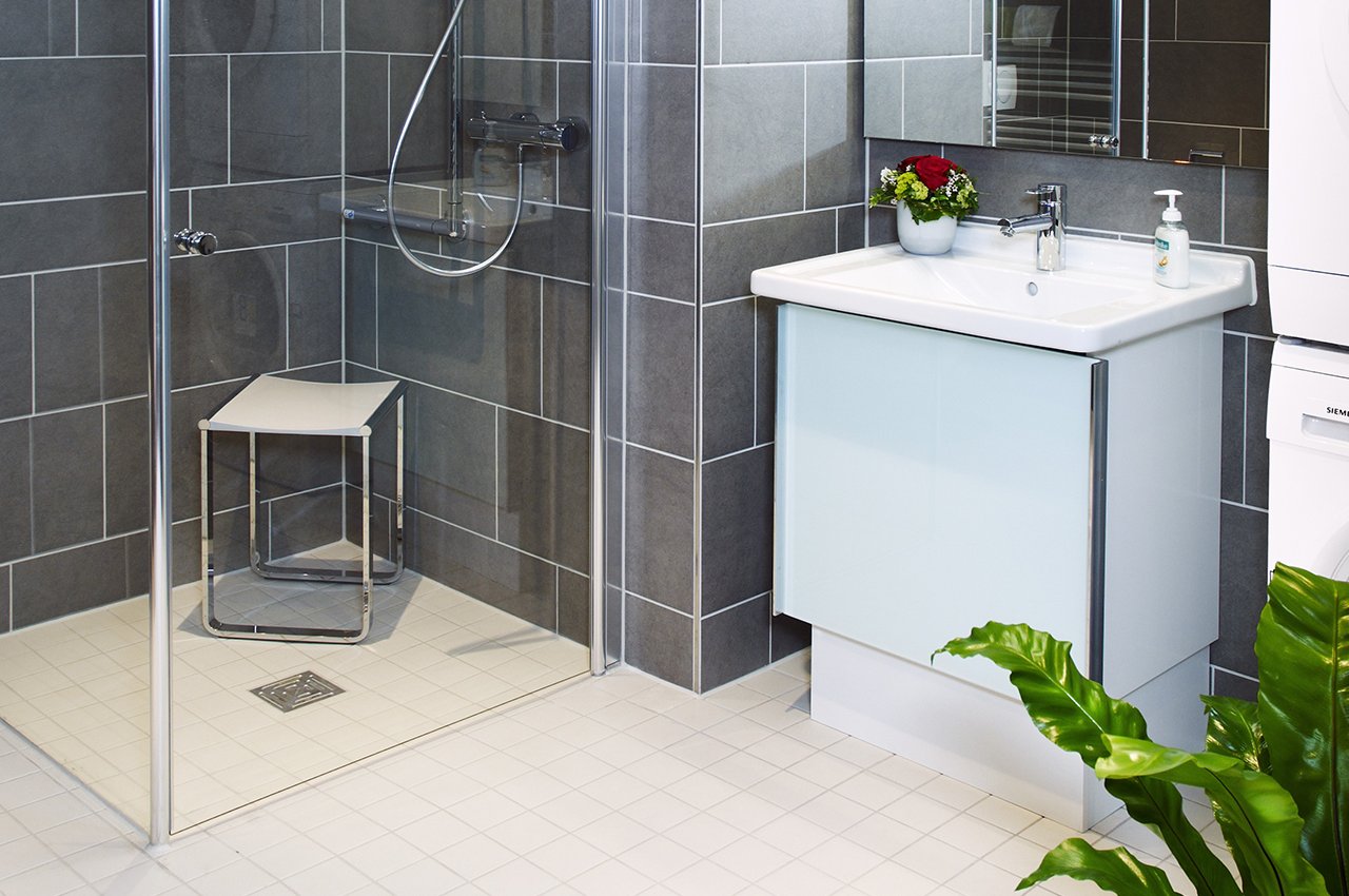 Fliesen in Schieferoptik, hochwertige Armaturen von Keuco und bodengleiche Duschen verleihen dem Bad einen Hauch von Luxus. Waschmaschine und Trockner können integriert werden. Fliesen in Schieferoptik, hochwertige Armaturen von Keuco und bodengleiche Duschen verleihen dem Bad einen Hauch von Luxus. Waschmaschine und Trockner können integriert werden.