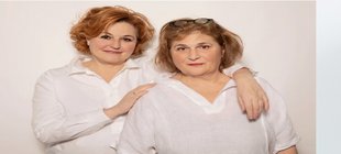 Paul Gerhardt: Der Liedermacher Gottes Die beiden Podcasterinnen Sabine Rückert & Johanna Haberer auf der einen Seite, auf der anderen blicken die Mitglieder des Knabenchors ein spiralförmig verlaufendes Geländer hinunter.