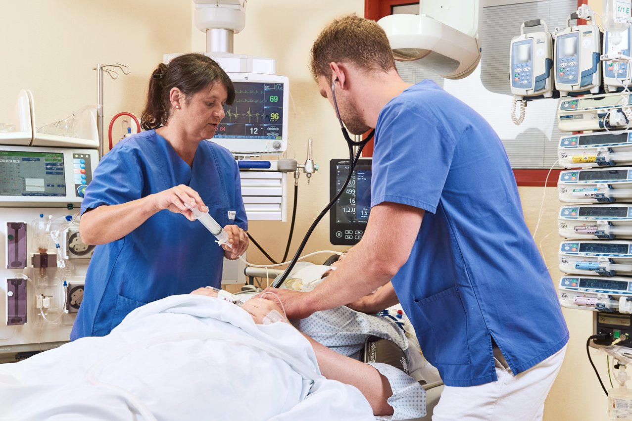 Intensivstation Eine Gesundheits- und Krankenpflegerin und ein Arzt versorgen eine Patientin auf der Intensivstation der Augustinum Klinik.