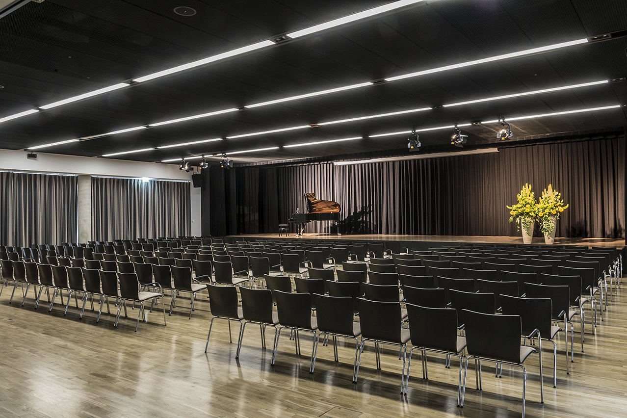 Das breit gefächerte Kulturprogramm im Theatersaal hat sich auch außerhalb des Augustinum als Bestandteil der Kulturszene am Bodensee etabliert. Das breit gefächerte Kulturprogramm im Theatersaal hat sich auch außerhalb des Augustinum als Bestandteil der Kulturszene am Bodensee etabliert.