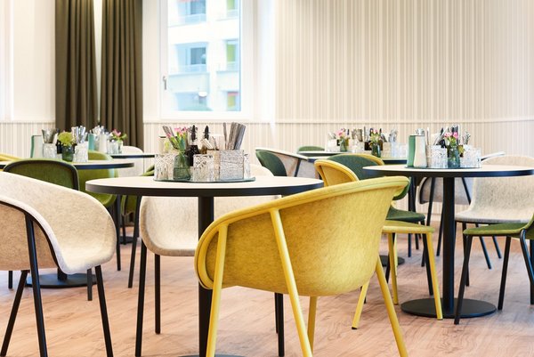 Der Innenbereich des Vierundsiebzig Runde Tische im Innenbereich des Vierundsiebzig