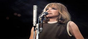 Hildegard Knef bei einem Gesangsauftritt