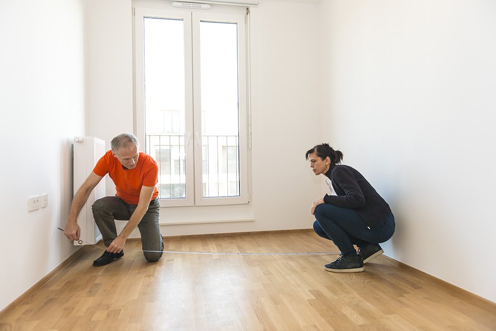 Finden Sie den für Sie passenden Grundriss Paar beim Ausmessen eines Zimmers