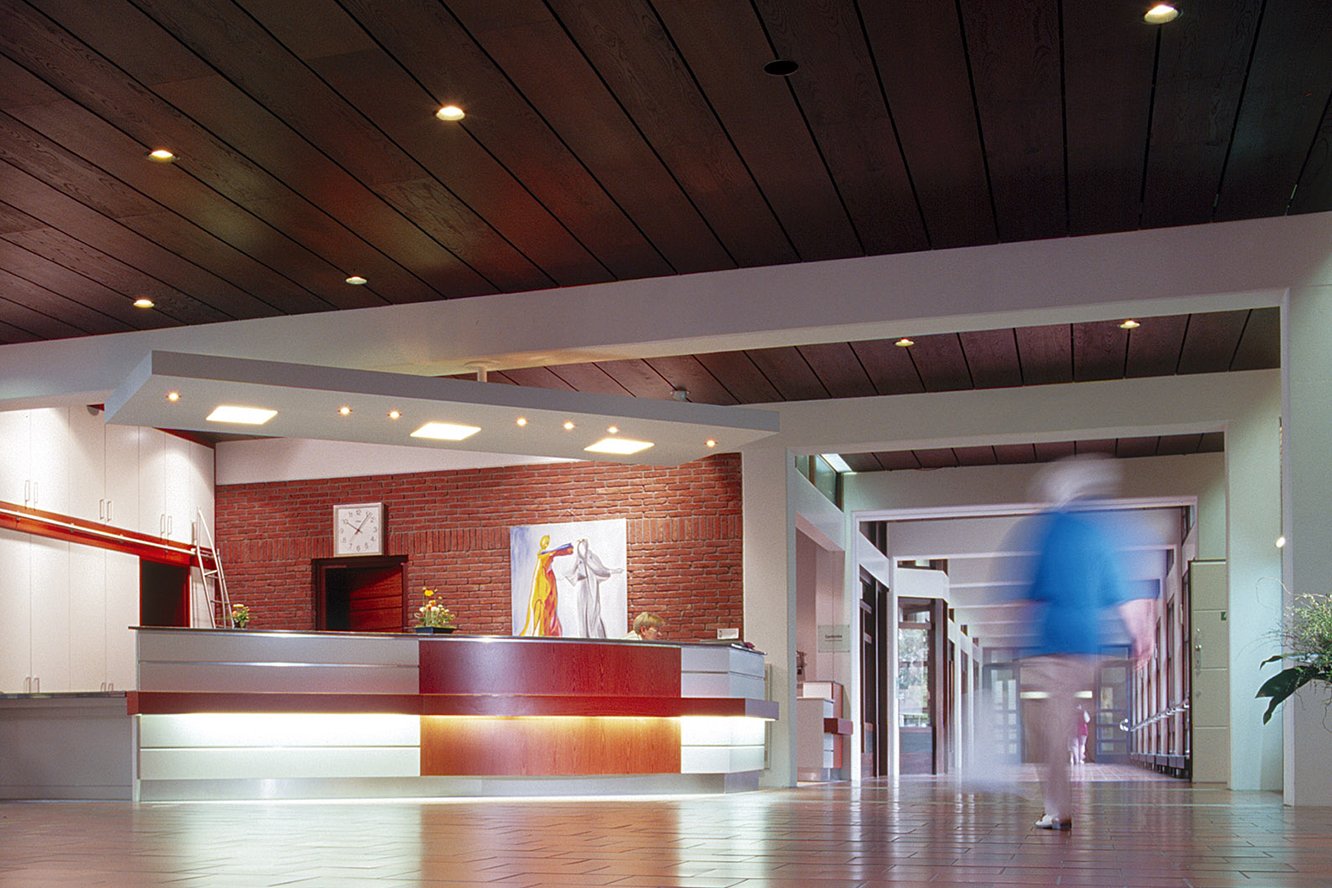 Der Empfang ist rund um die Uhr mit hilfsbereiten Mitarbeiterinnen und Mitarbeitern besetzt. Der Empfang ist rund um die Uhr mit hilfsbereiten Mitarbeiterinnen und Mitarbeitern besetzt.