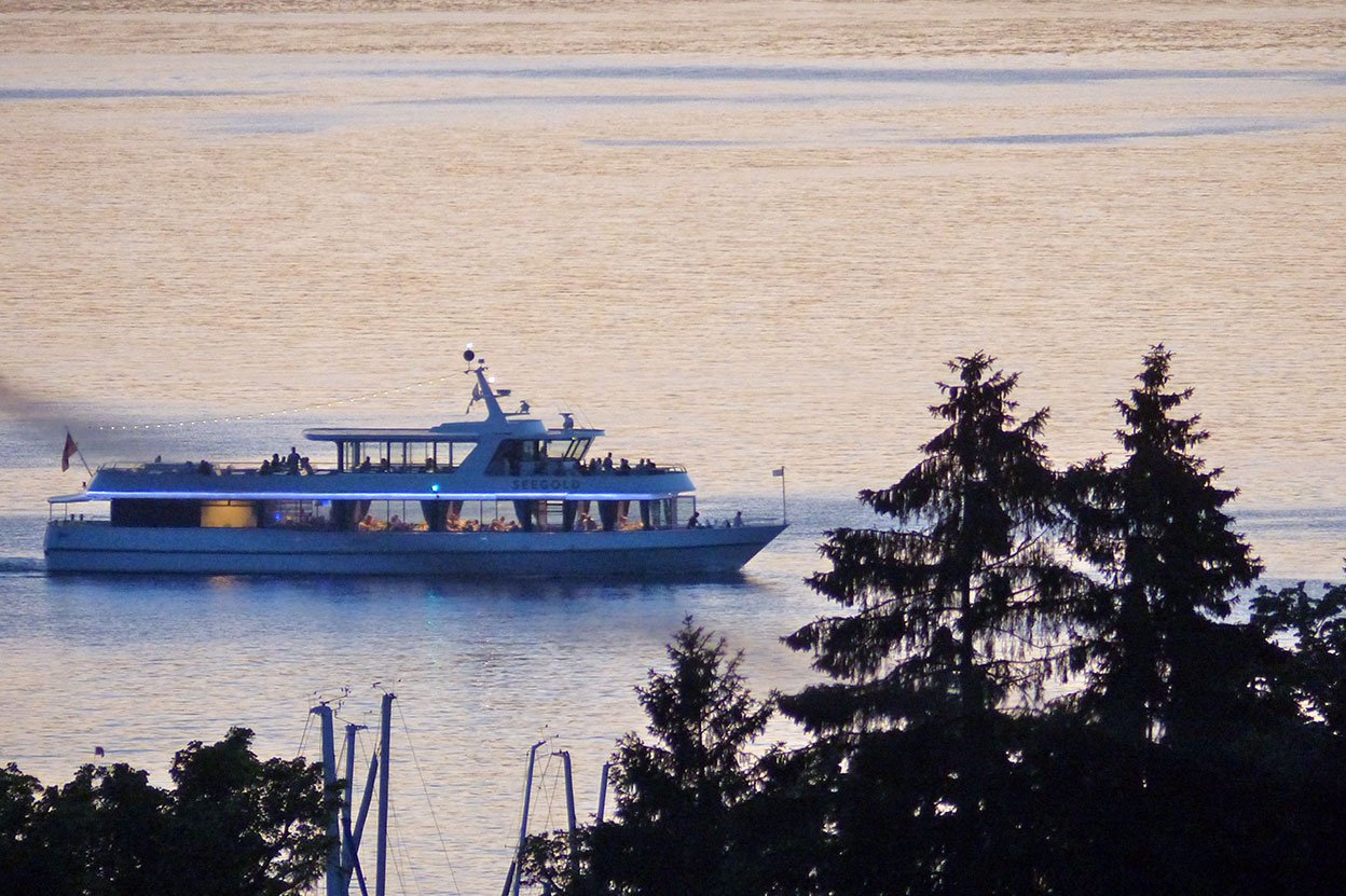 Urlaubsgefühl das ganze Jahr: Beobachten Sie vom Balkon oder dem Café aus die Boote und Fähren, die auf dem Bodensee kreuzen. Urlaubsgefühl das ganze Jahr: Beobachten Sie vom Balkon oder dem Café aus die Boote und Fähren, die auf dem Bodensee kreuzen.